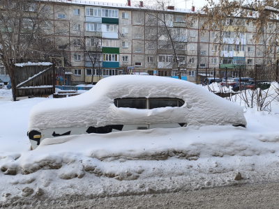 Припаркованные и брошенные автомобили мешают уборке дворов и дорог