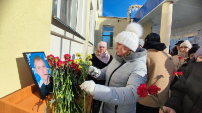 На фасаде здания школы № 45 торжественно открыли мемориальную доску