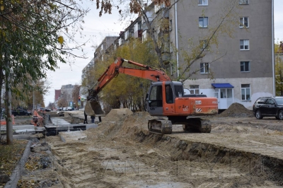 На улице М. Горького завершаются работы по благоустройству проезжей части после масштабной замены изношенных теплосетей