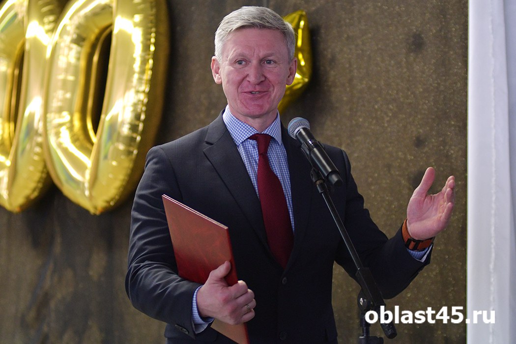 Спикер Курганской облдумы поздравил женщин с 8 Марта