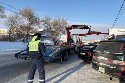 В Кургане на постоянной основе проводятся рейды по выявлению неправильно припаркованных и брошенных автомобилей