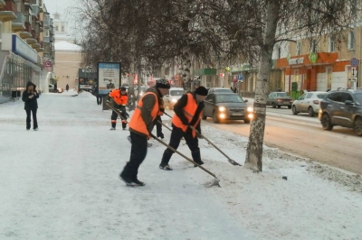 Дорожные службы продолжают устранять последствия снегопада