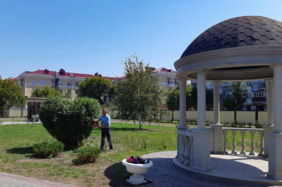 В Кургане ежедневно подстригают деревья, кустарники и живые изгороди
