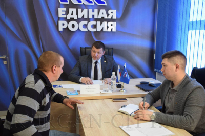 Временно исполняющий полномочия главы города Кургана Антон Науменко провел приём в общественной приемной «Единой России»