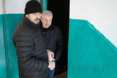 В доме № 8а по улице Половинской ведутся работы по ремонту подъездов