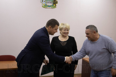В Кургане накануне Нового года поощрили супружеские пары, работающие на городских автобусах