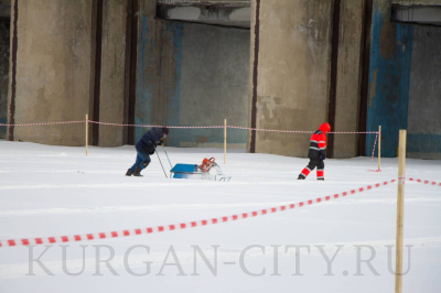 В Кургане приступили к распиловке льда на реке Тобол