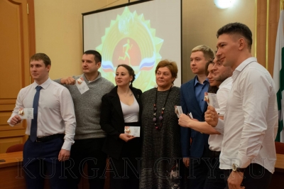 Горожанам вручили золотые знаки ГТО