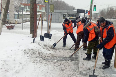 На улицах города работают дорожники