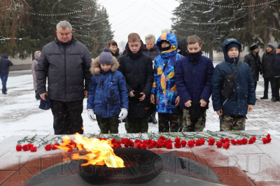 В День Неизвестного Солдата курганцы возложили цветы к Вечному огню Мемориала Славы