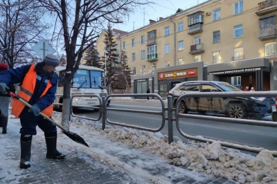 Дорожные службы работают на уборке города