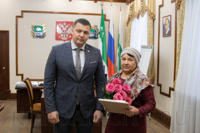 Временно исполняющий полномочия главы города Кургана Антон Науменко вручил матери участника СВО благодарственное письмо от командира войсковой части