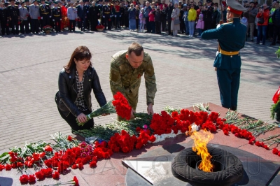 Глава города Елена Ситникова и губернатор региона Вадим Шумков возложили цветы к Вечному Огню Мемориала Славы
