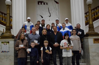 Курганцы всех возрастов выбирают спорт. Состоялось торжественное вручение золотых знаков ГТО