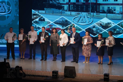 Глава города Елена Ситникова поздравила курганских танкостроителей
