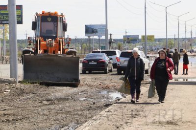 В Кургане продолжается уборка мусора на пострадавших от паводка территориях