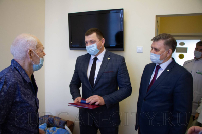 Временно исполняющий полномочия главы города Кургана Антон Науменко вручил знак Почётного гражданина города Кургана ветерану Великой Отечественной войны  Юрию Петровичу Агафонову