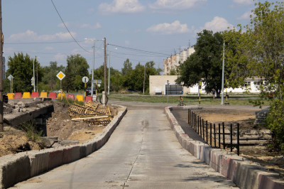 В рамках национального проекта «Безопасные качественные дороги» в микрорайоне Тополя ведется капитальный ремонт моста