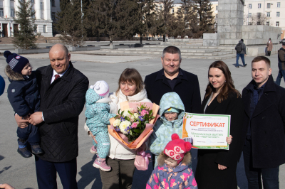 На центральной площади Кургана торжественно вручили главный приз победителю викторины – ключи от квартиры