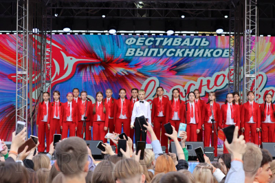 «Прекрасное далеко». Фестиваль выпускников состоялся на Троицкой площади
