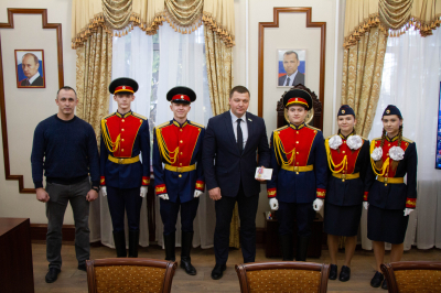 Глава Кургана Антон Науменко встретился с кадетами знаменной группы школы № 75