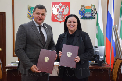 Глава города Кургана Антон Науменко и директор Курганского филиала РАНХиГС Татьяна Майборода подписали соглашение о сотрудничестве