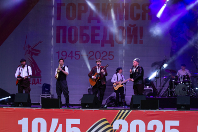 В День Победы в Кургане выступила российская фолк-группа «Партизан FM»