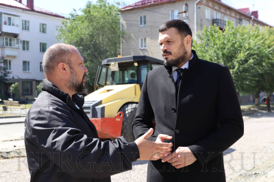 На первом участке улицы Коли Мяготина подрядчик готовится к укладке  в месте раскопки нижнего слоя асфальта